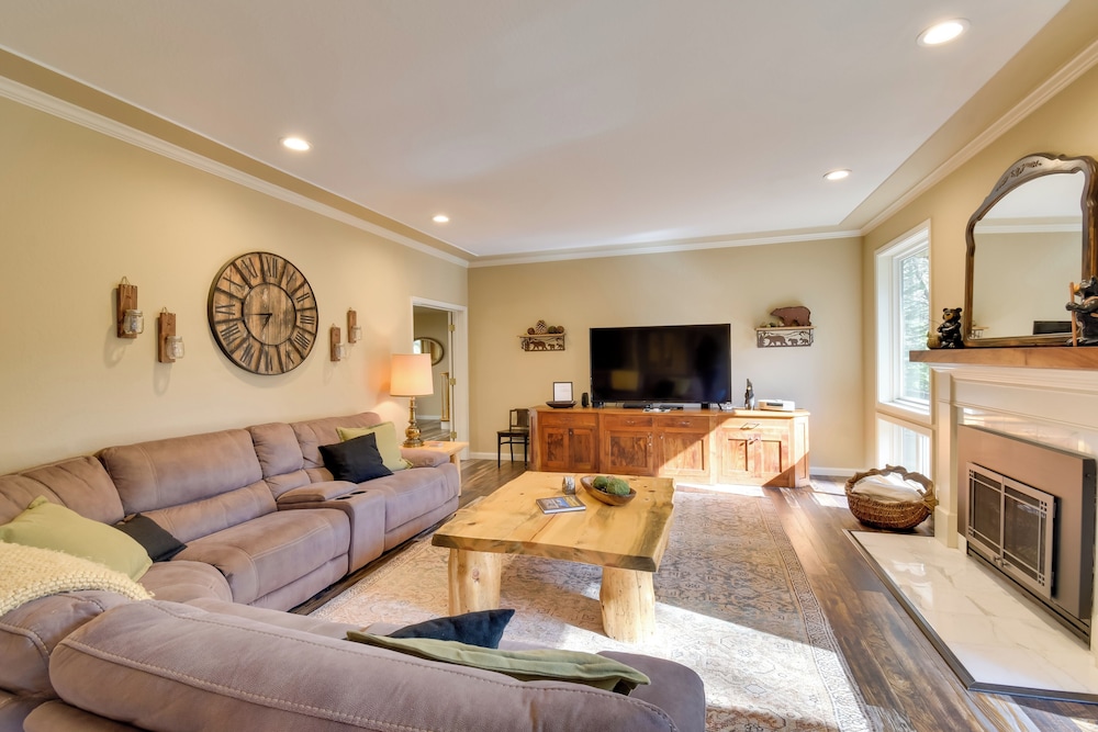 Hot Tub + Pool Table: Cabin Near Calaveras Park!