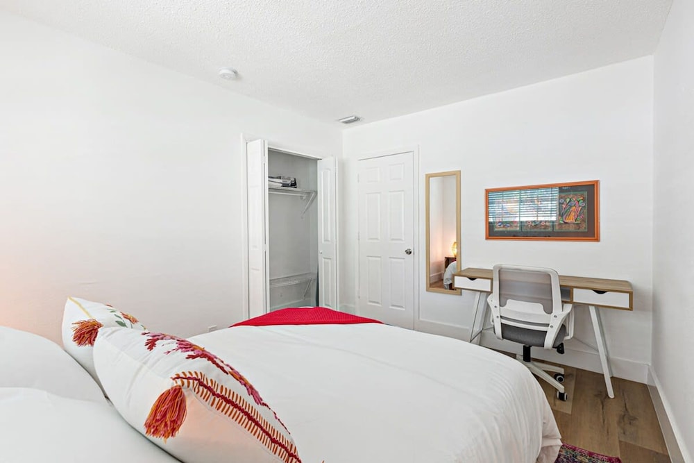 Stylish 2 BR Condo - Close to Riverwalk