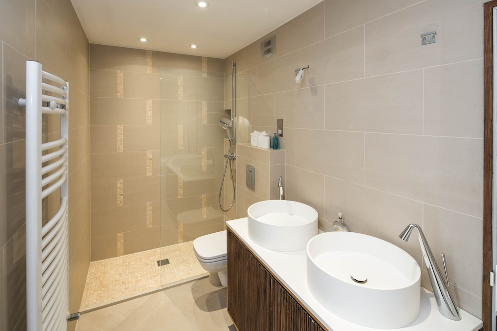 Luxury 2BD Apartment in Holland Park