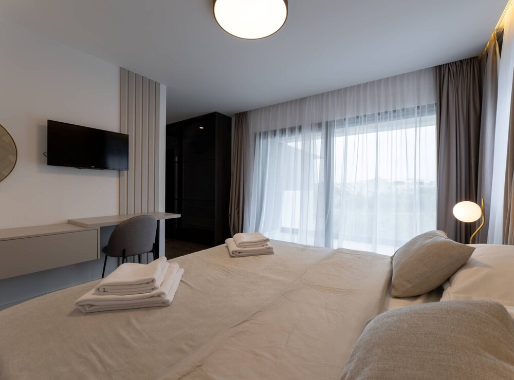 Moonlit Mirage Villa With Pool, Gym and Sauna