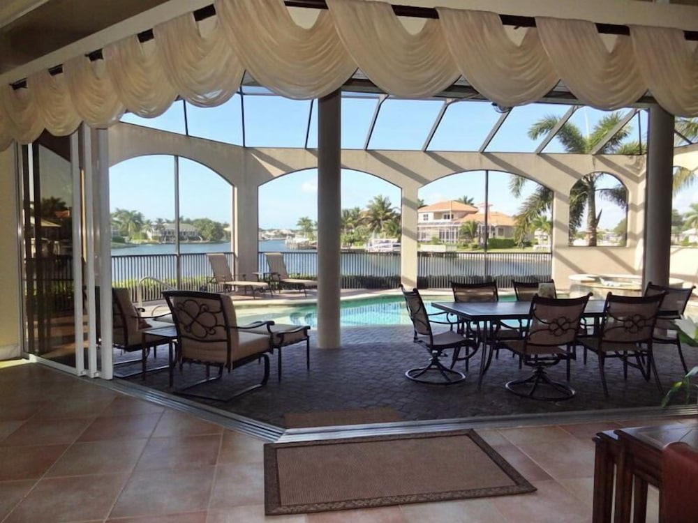 SNOW190 4 Bedroom Holiday Home by Marco Naples Vacation Homes