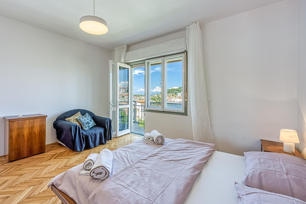 Enolabee Harbour View Apartment