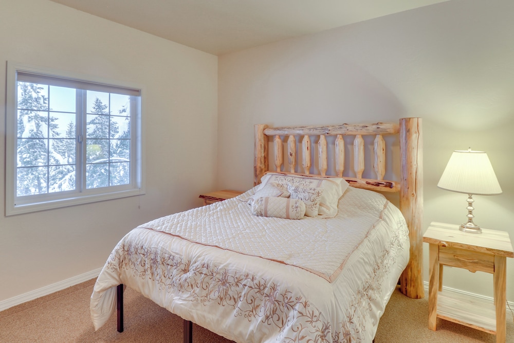 Mountain Views & Deck: Spacious Eureka Getaway!
