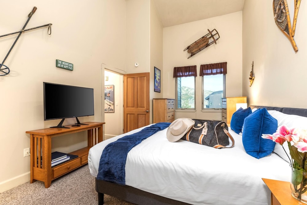 KBM Resorts Crestview Condos Spacious Condo Near Olympic Park With gas Fireplace, Year-round Pool, hot Tub, City Wide Shuttle Access. Cvc-308b