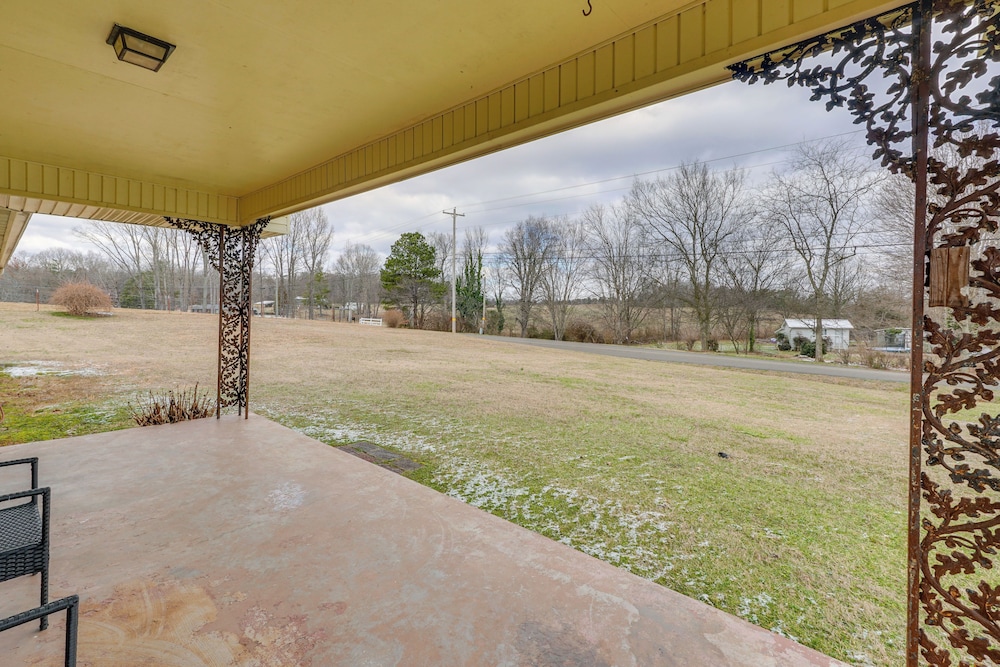 2 Mi to Town: Rustic East Tennessee Home!