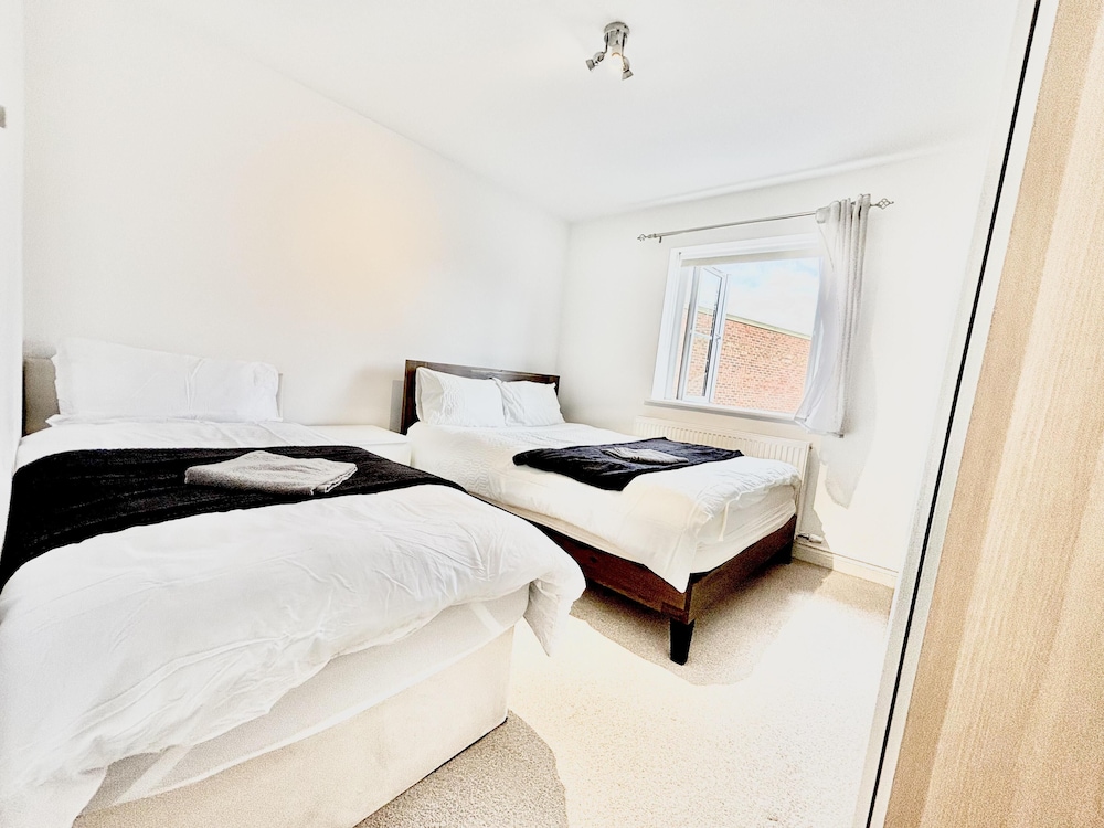 Stunning 3-bed House in the Heartreading view 4