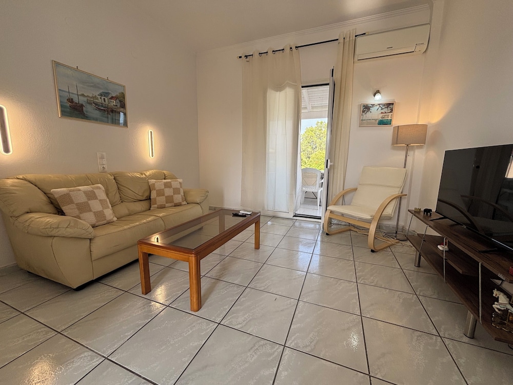 DOLPHIN APARTMENTS & STUDIOS