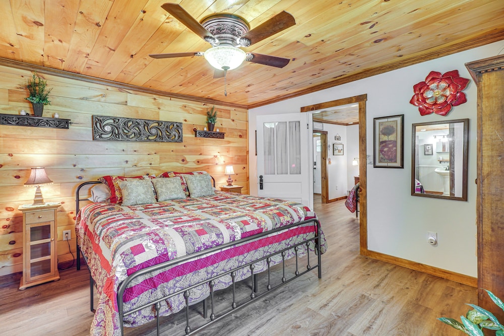 Riverfront Cabin - 6 Mi to Great Smoky Mtns NP!