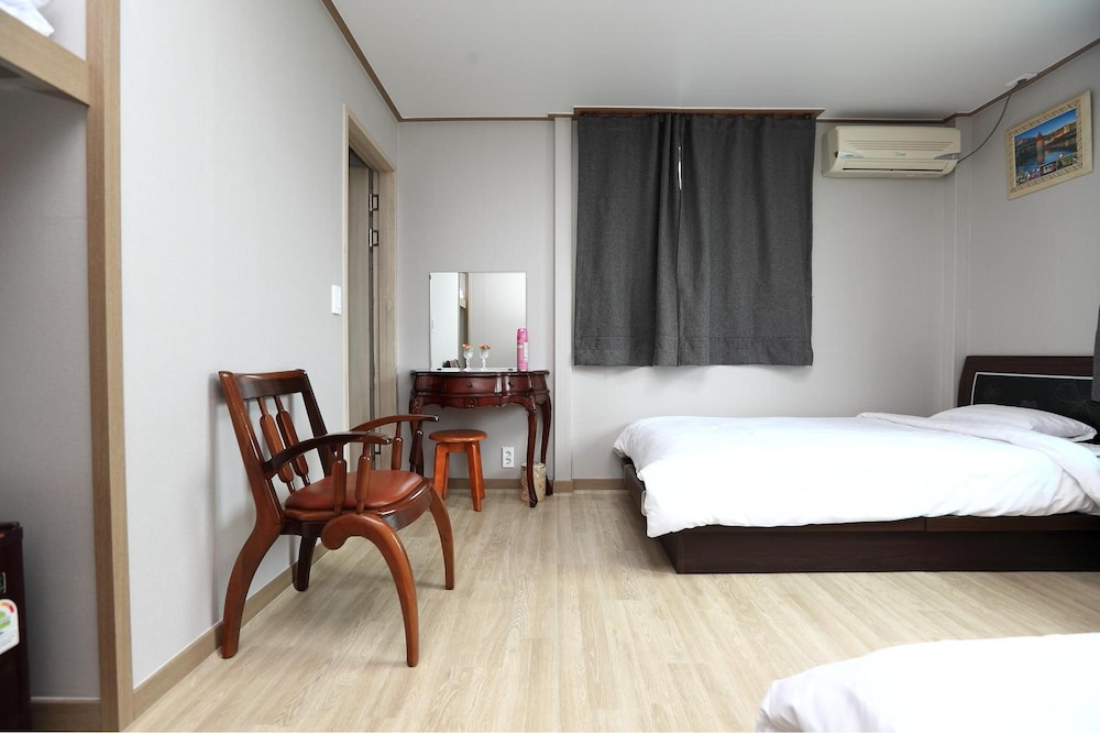 Jeju Ophirhouse Pension view 5