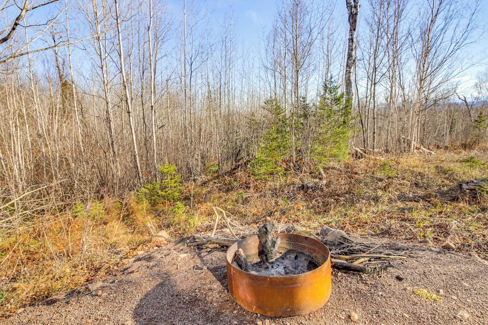 2 Mi to Lutsen Mtns: Modern Cabin w/ Fire Pit!