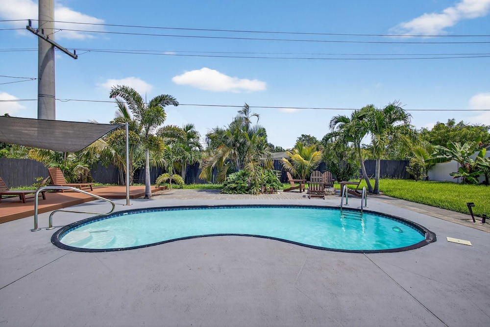 Luxury Meets Paradise Family-friendly 4BR w Pool