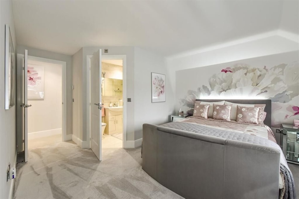 Barfoot Close view 5