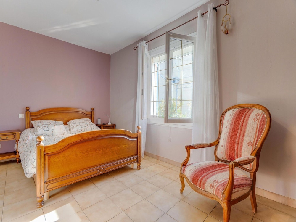 Villa With Swimming Pool in Sorgues view 4