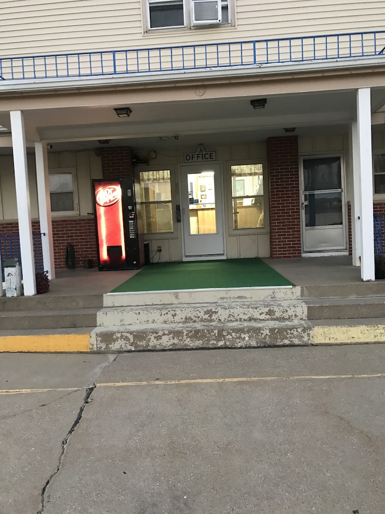 Colonial Inn Dyersville