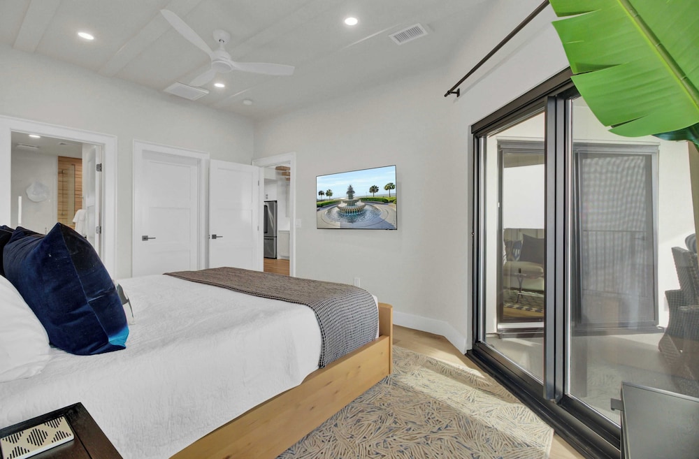 516 Seascape Oceanfront Condo With Pool Access in Wild Dunes