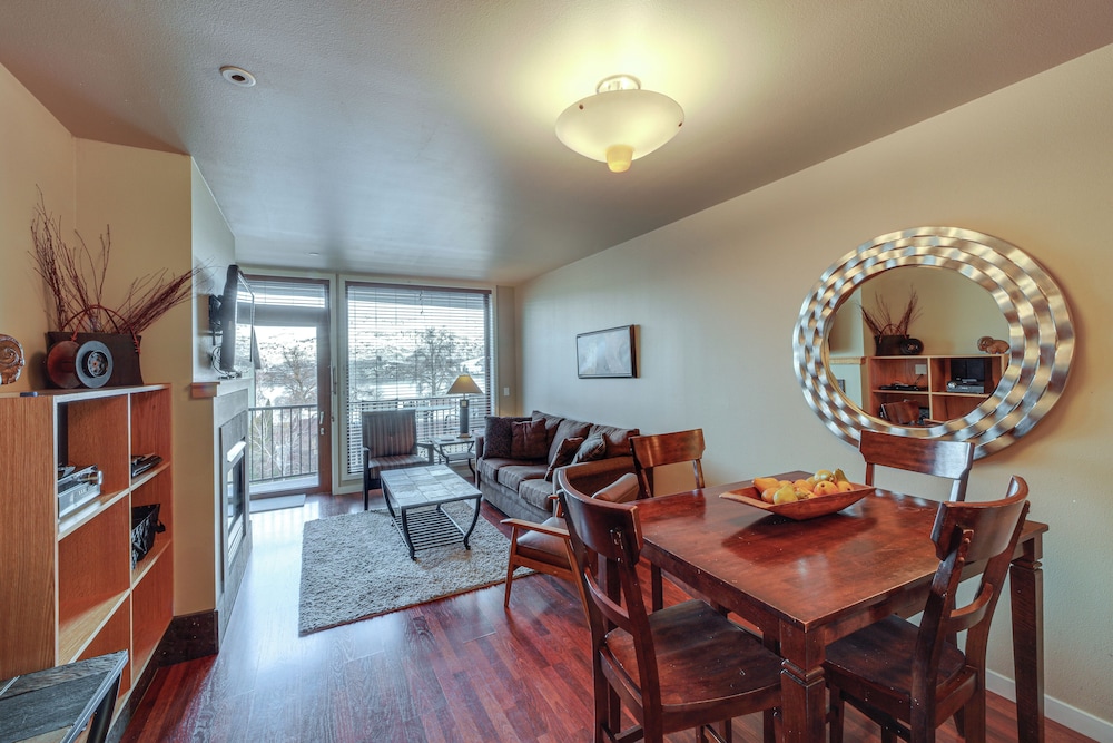 Resort Getaway on Lake Chelan: Pool + Beach Access