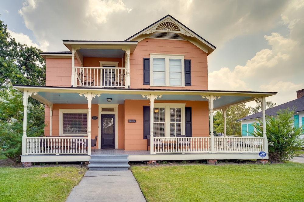 Lake Charles Vacations - Lake Charles Vacation Rental - Walk to the Lake! - Property Image 1
