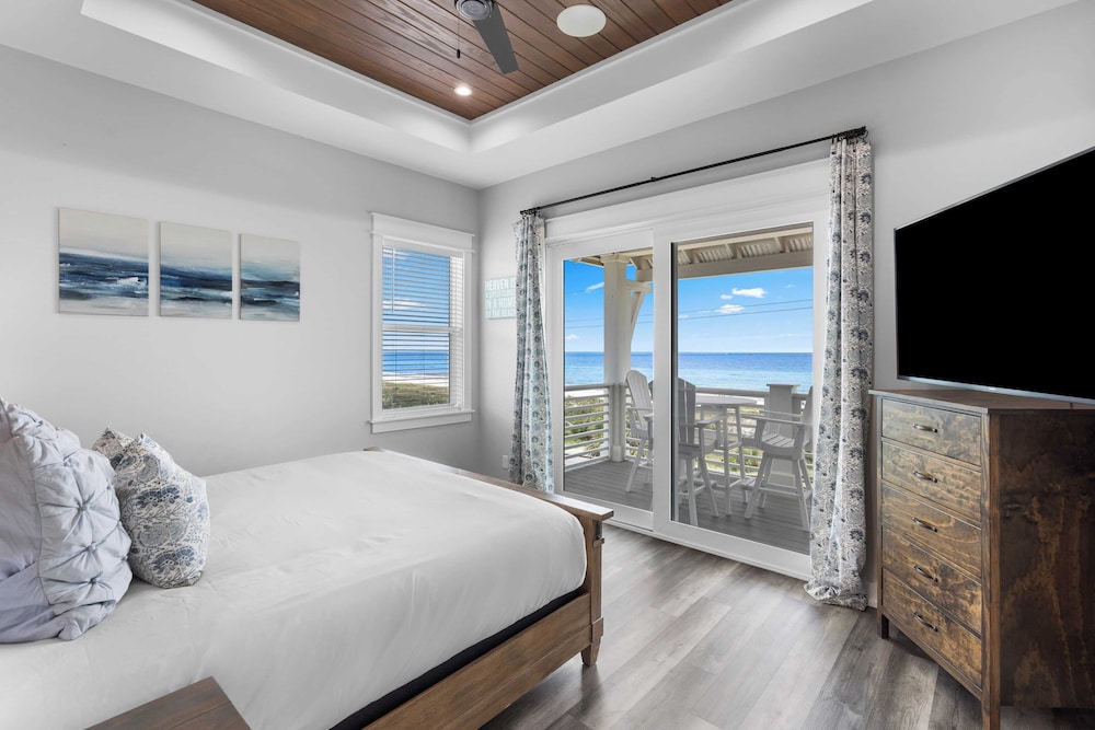 Gulf Views, Pool, Rooftop Lounge & Private Beach Heavenly Day by Avantstay