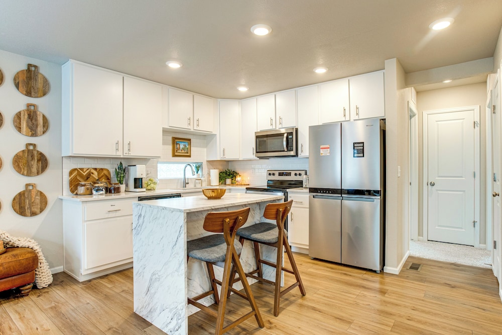 13 Mi to Dtwn Denver: Spacious Home w/ Balcony!