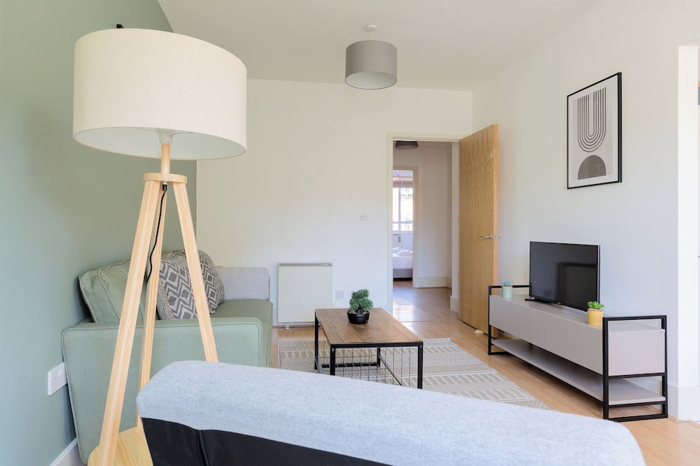 Peaceful Canal-Side Flat in Dalston