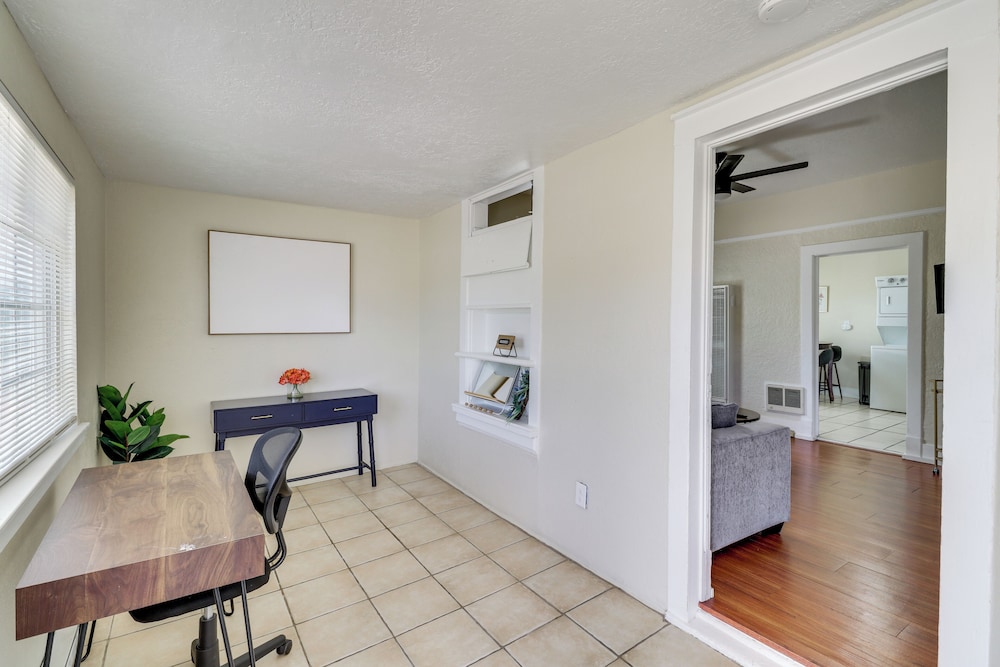 2 Mi to Old Town Abq: East Downtown Triplex Unit