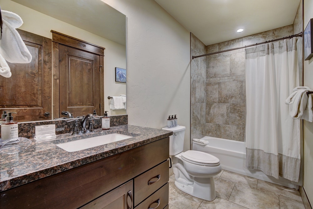 Luxury Home - Sleeps 10 - Fireplace & Mountain View 3 Bedroom Condo