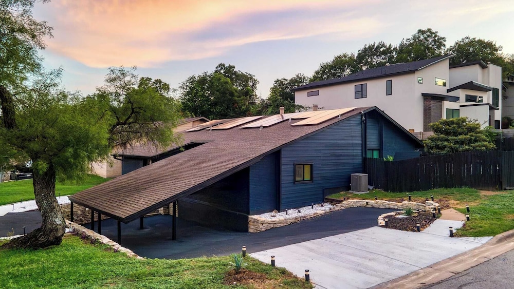 Stylish Retreat, Shared Pool & Yard Near Downtown Fairlawn Lane A by Avantstay