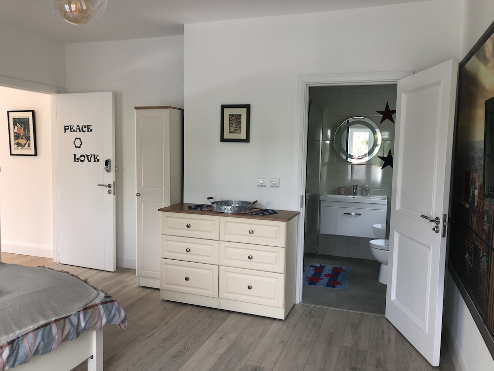 B&B and Self Catering Mon Petit Cottage view 2