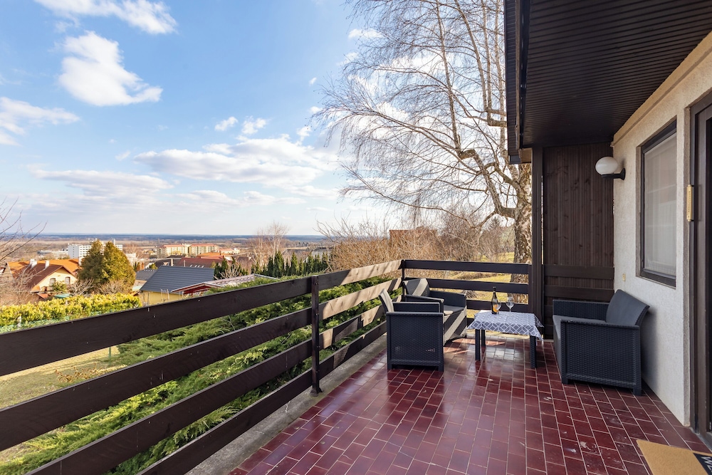 Karesz Holiday Home