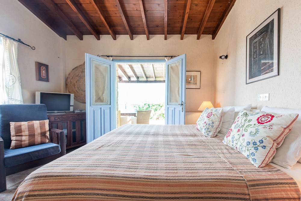 Adamos 1 br Hotel Apartments view 3