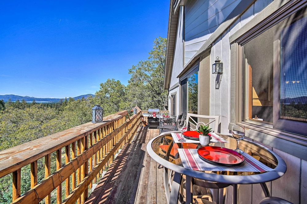 1 Mi to Bear Mountain: Cozy Cabin w/ Views! view 5