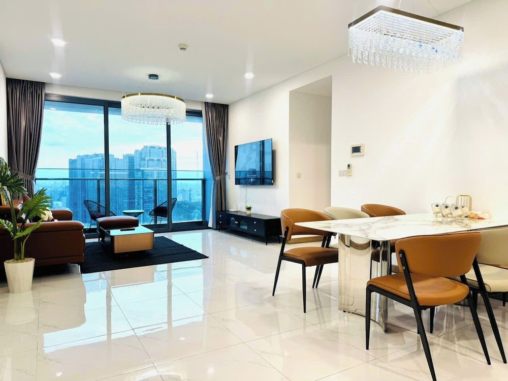 Skyway White & Silver Riverside Resident - Binh Thanh, HCM