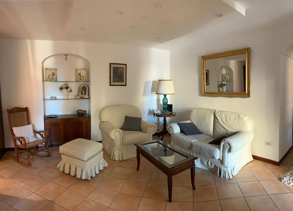 Annygiò House - De Vivo Realty