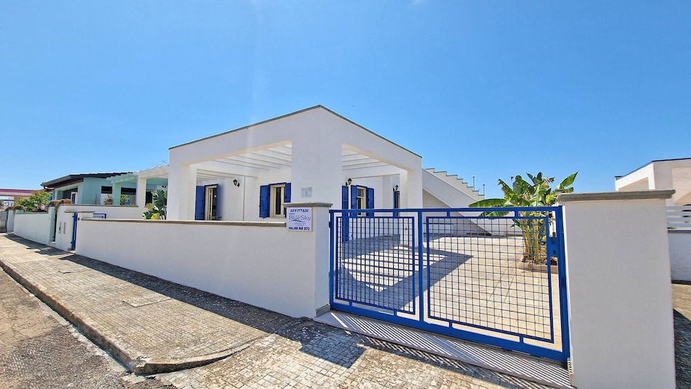 Blue Sky Cottage Just a few Steps From the Beach