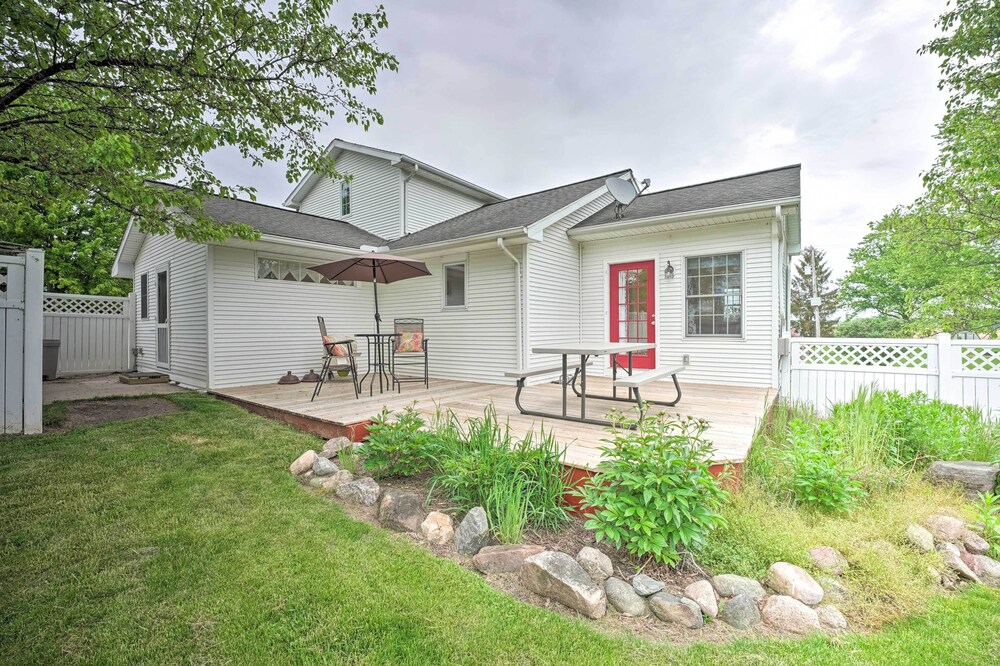 Beautiful Irish Hills Farmhouse w/ Fire Pit!