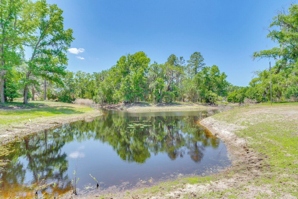 < 1 Mi to Lake Rousseau: Waterfront Home!