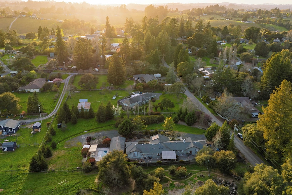 Pool + Hot Tub + Firepit + Game Room Minutes From Sebastopol & Russian River Baker Lane Retreat