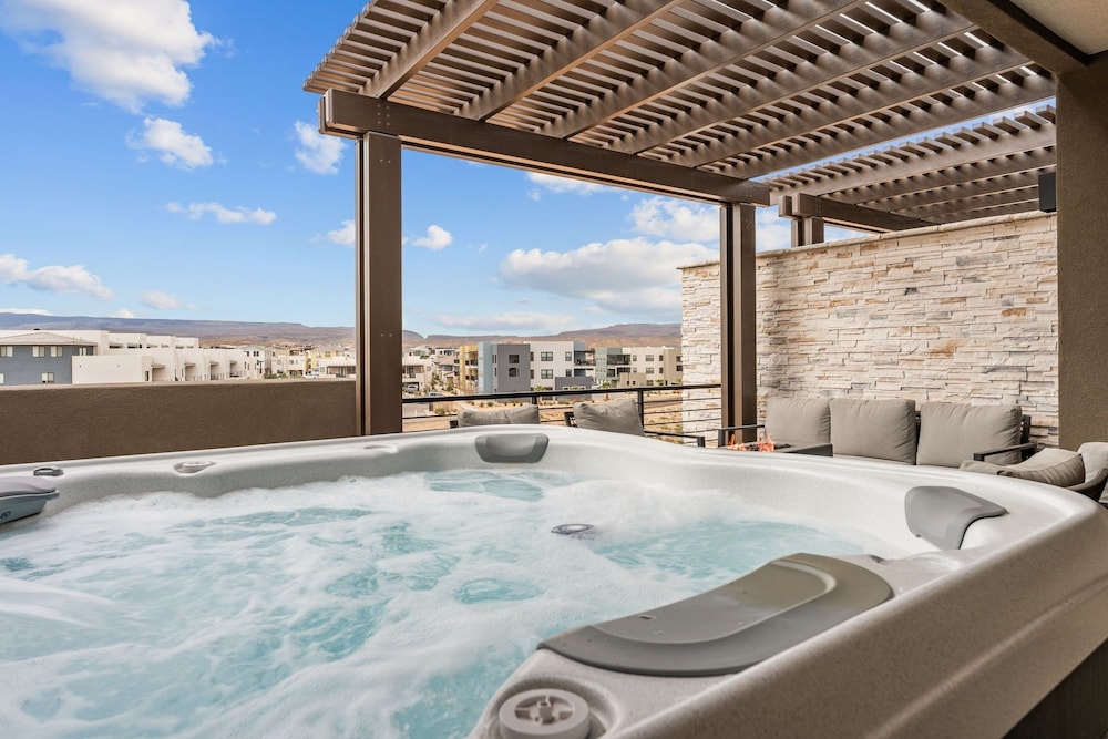 Adventure Central At Desert Color 6 Bedroom Townhouse