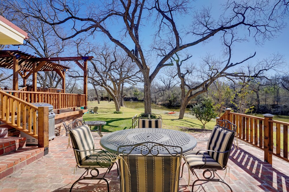 On-site River Access: Fishing Retreat in Granbury!