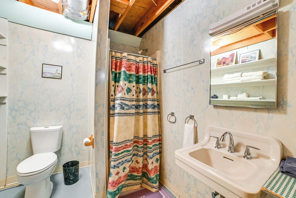 Game Room & Decks: Family Cabin in Springville!