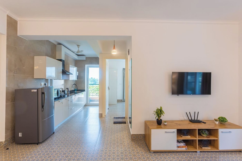 Palm Retreat 1BHK Pool & Field Views