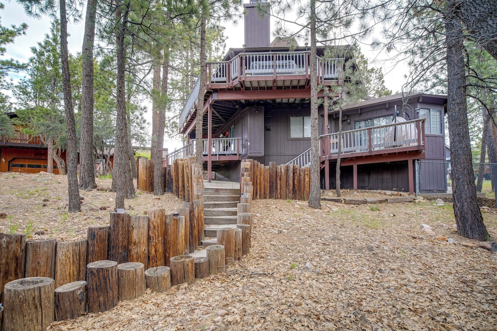 Big Bear Cabin w/ Hot Tub < 3 Mi to Skiing!