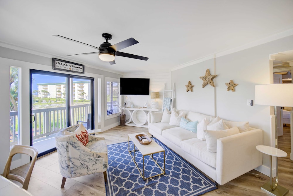 2 Condos, Steps to the Beach Pool+hot Tub, Balcony Lounge Triton & Sea Haven