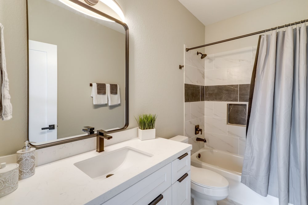 Modern Houston Vacation Rental - 6 Mi to Downtown view 4