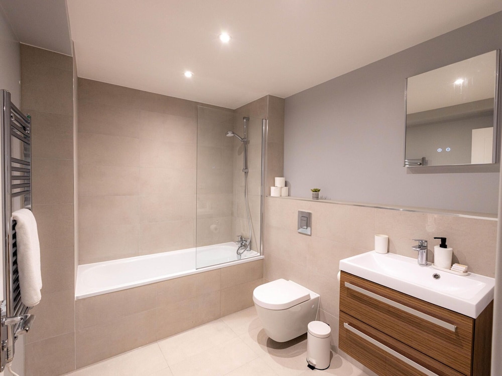 Victoria Park Vista Two-bedroom by Sojo Stay