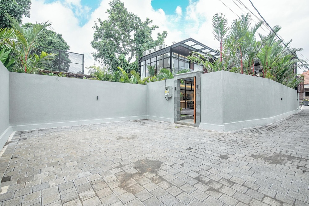 Elegant 6BR Canggu Villa Steps From the Ocean
