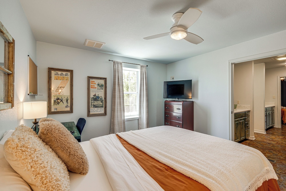6 Mi to Granbury City Beach Park: Apt w/ Veranda!