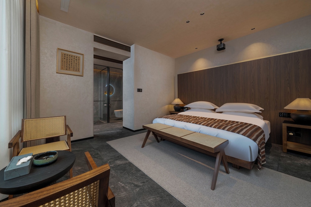 Fenghuang Yiquan River View B&B