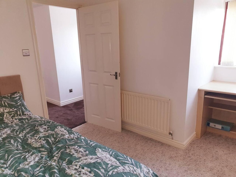 Lovely 4-bed , 3 Bath Villa in Bolton, Manchester view 3