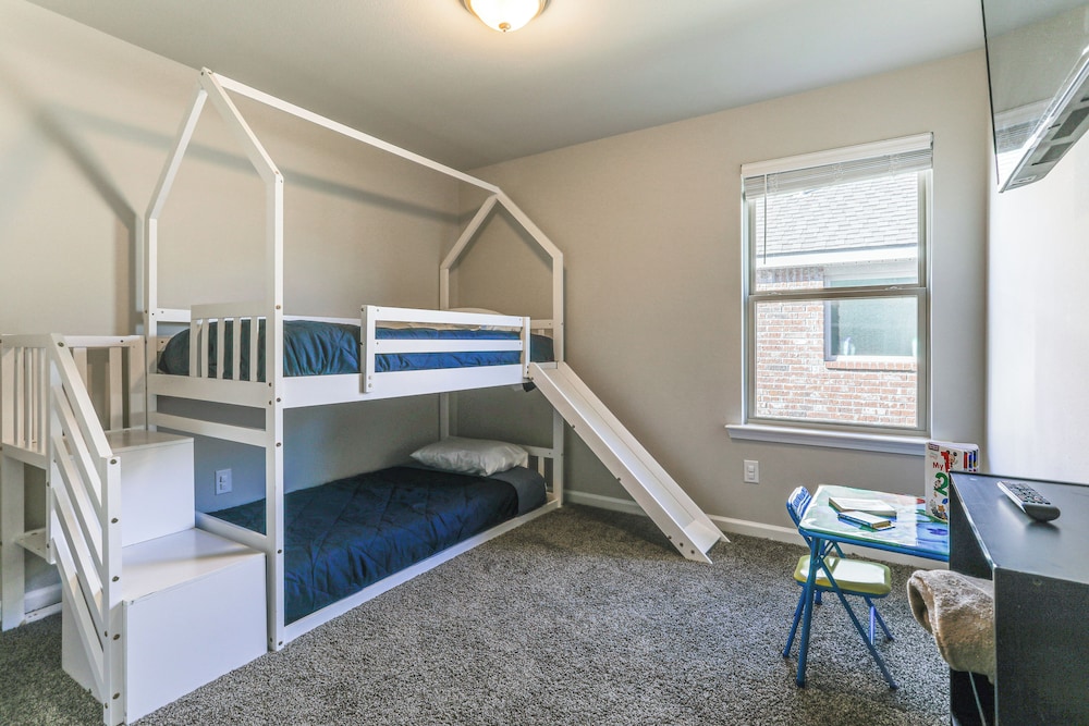 13 Mi to Baton Rouge: Family-friendly Home